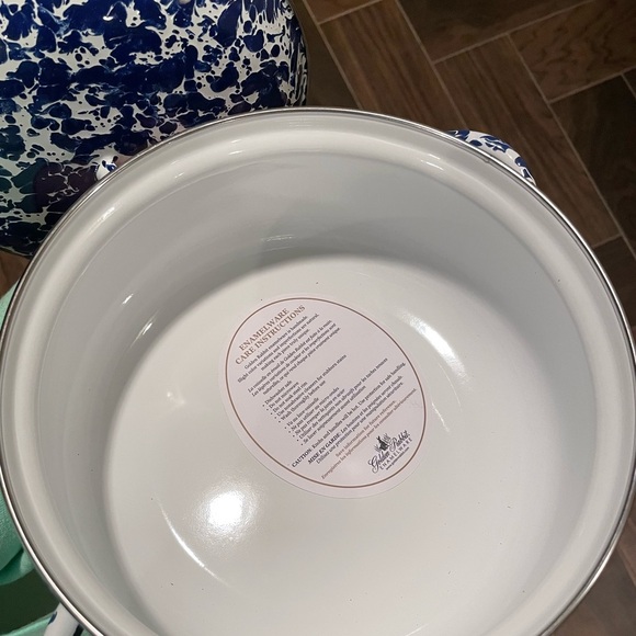 Golden Rabbit Enamel mini Dutch Oven - Picture 3 of 4